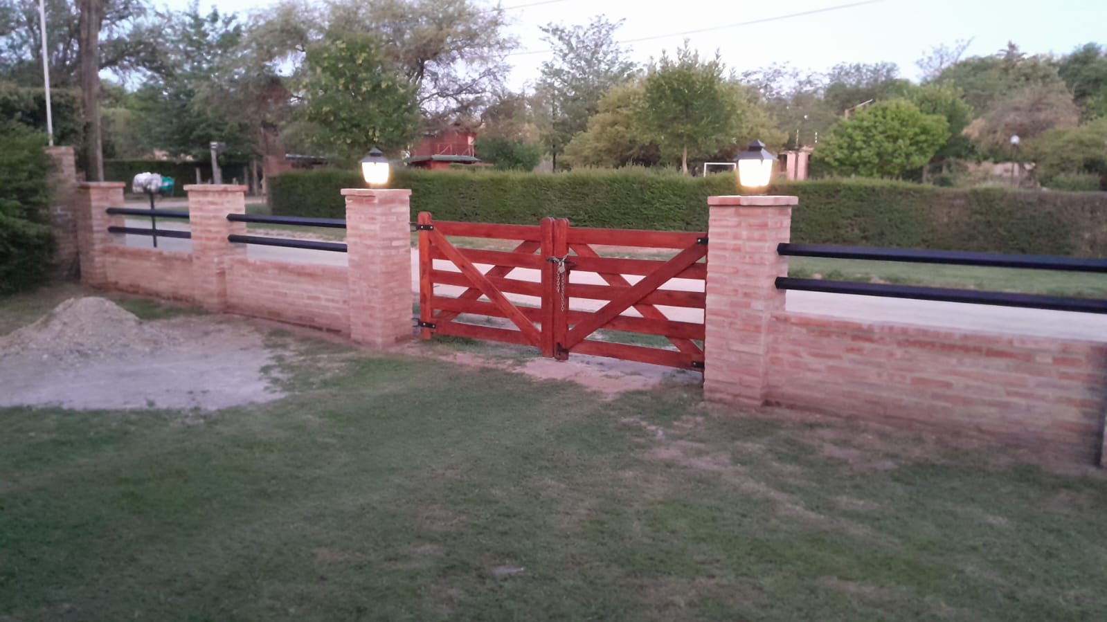 Albañil pegando ladrillos comunes con mezcla de cal y cemento en Villa de Las Rosas