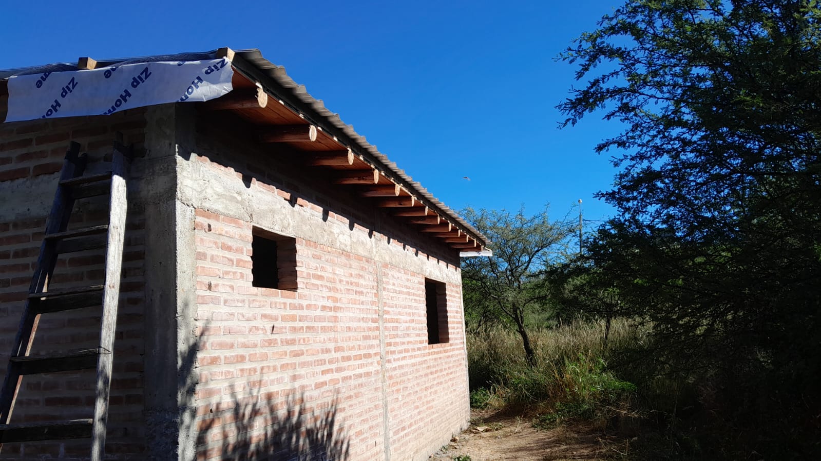 Pisos cerámicos perfectamente colocados y nivelados en comedor en Las Rabonas
