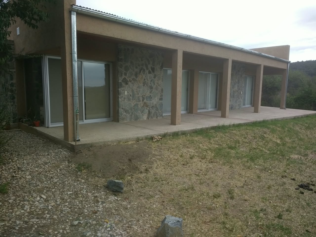 Fachada moderna terminada por Fabián Construcciones en Traslasierra