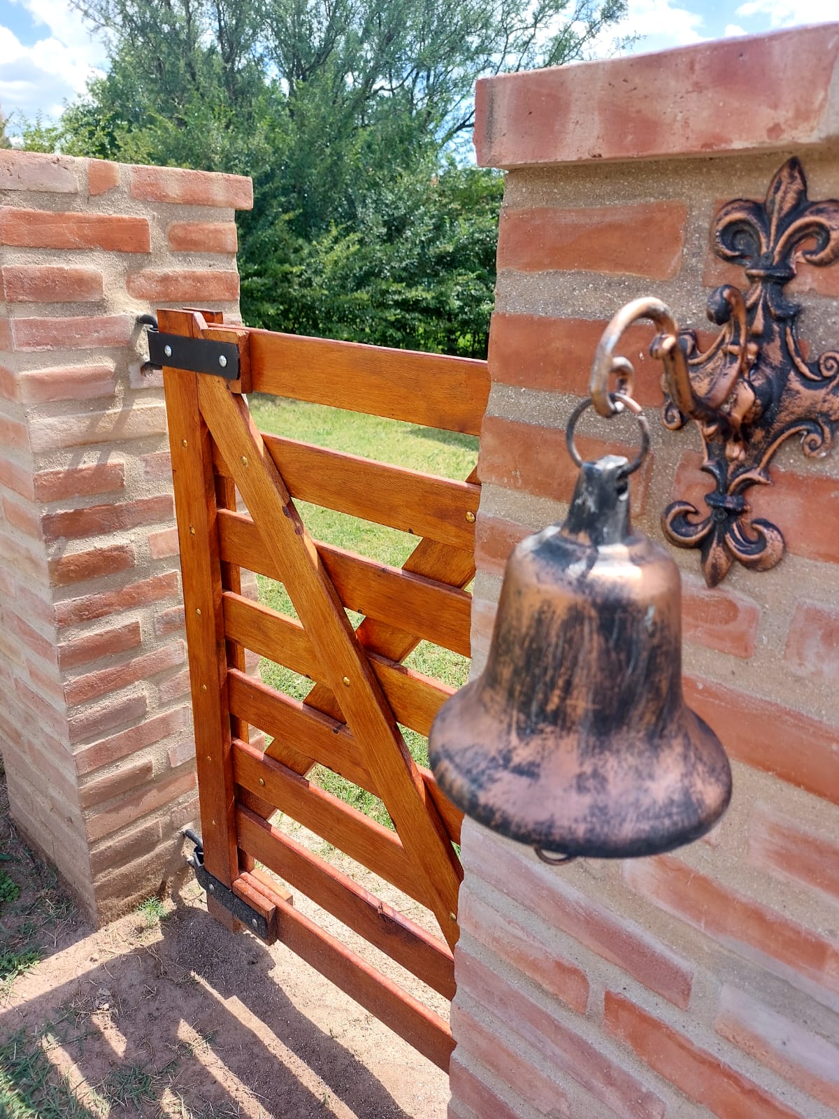 Armado de encofrados y vigas de soporte de hormigón en Mina Clavero, Córdoba