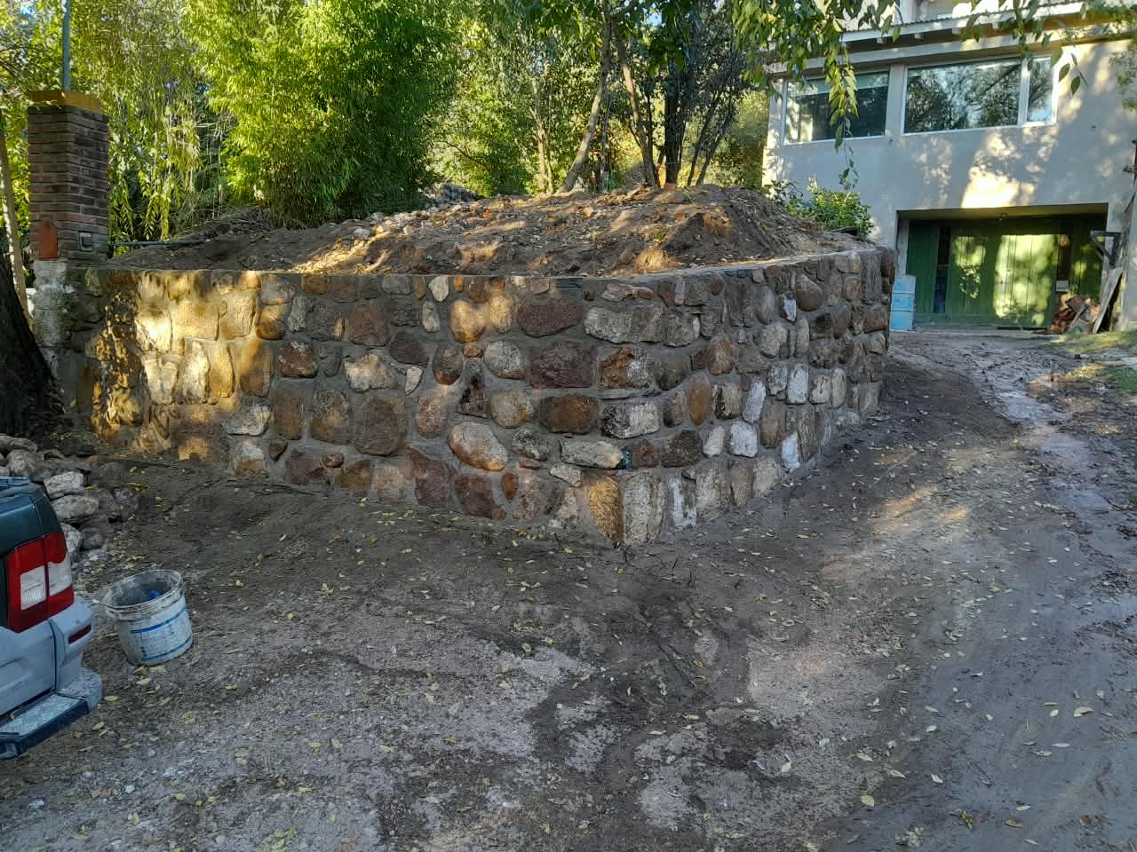 Albañil levantando muro perimetral de ladrillos comunes en San Javier