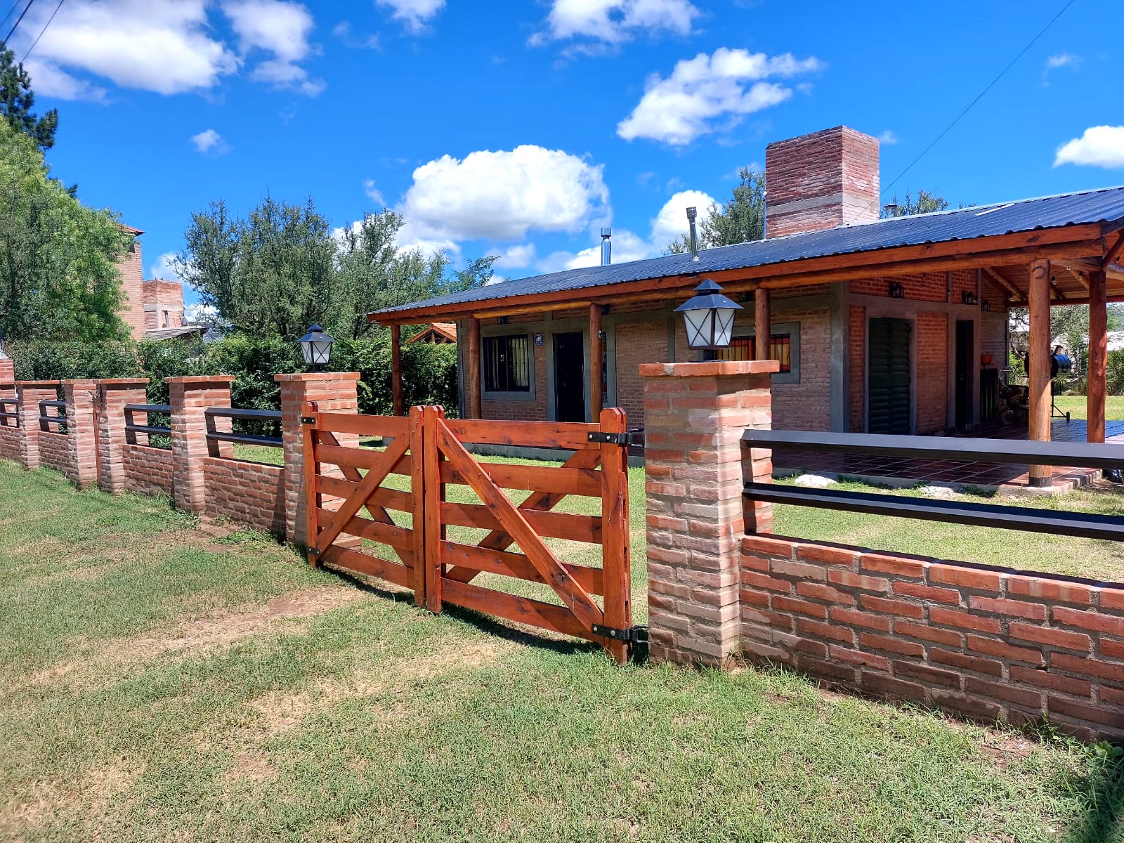 Construcción residencial de dos plantas y estructura de hormigón en Las Tapias, Córdoba