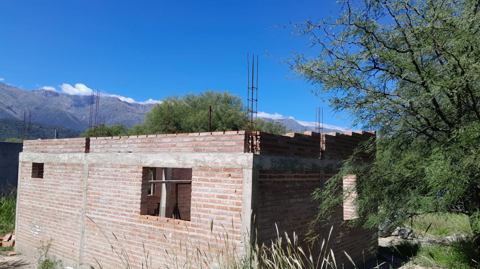 Paredes interiores con revoque fino terminado por albañiles en Villa de Las Rosas