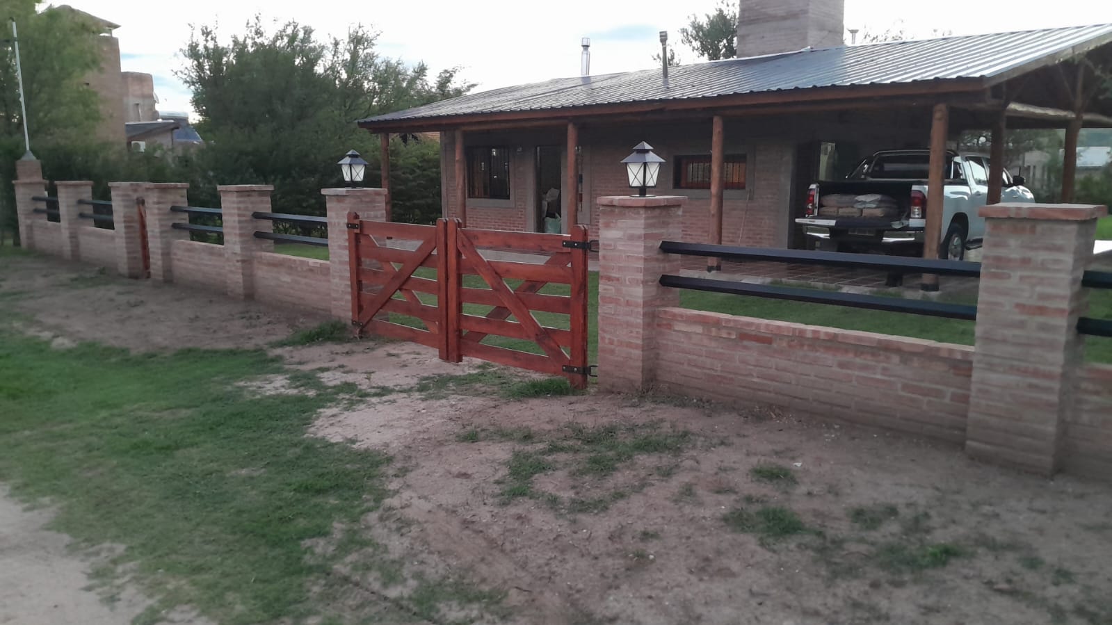 Aplicación de revoque impermeable hidrófugo en fachada exterior en San Javier, Córdoba